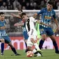 Gelandang Juventus, Paulo Dybala Selebrasi Cristiano Ronaldo pada laga kedua, babak 16 besar Liga Champions yang berlangsung di Stadion Allianz, Turin, Rabu (13/3). Juventus menang 3-0 atas Atl Madrid. (AFP/Marco Bertorello)