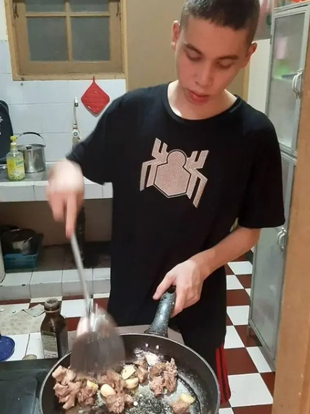 Muhammad Zarno, anak mendiang Jane Shalimar, yang kini mandiri dan pintar memasak (https://www.instagram.com/p/CTbp7E4lIX55QSUWVbYZDfSQJgPRR9oA9eb5-00/)