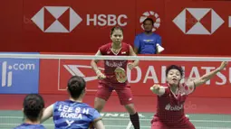 Ganda putri Indonesia, Greysia Polii/Apriyani Rahayu, saat melawan wakil Korsel, Lee So-hee/Shin Seung-chan pada laga Indonesia Masters 2018 di Istora Senayan, Sabtu (27/1/2018). Greysia/Apriyani menang 21-11, 17-21, 21-17. (Bola.com/M Iqbal Ichsan)