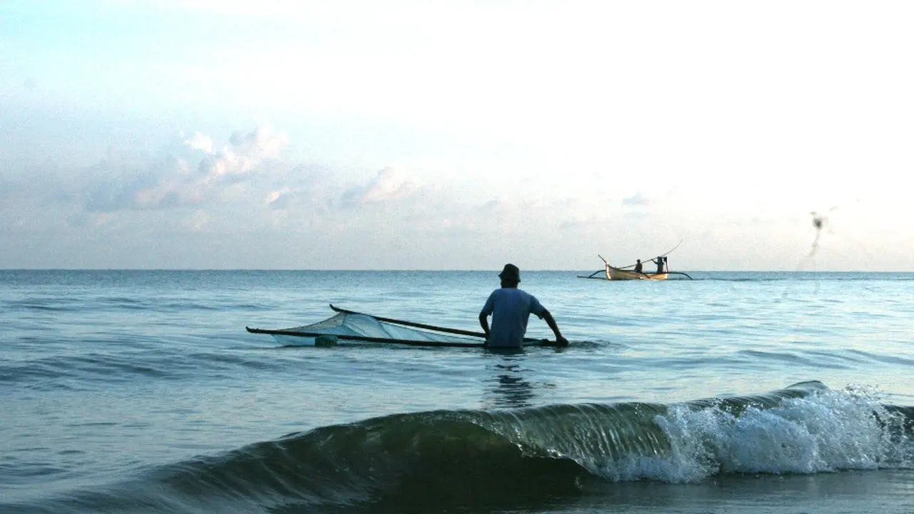 Sambut Pagi Sambil Pandangi Aksi Nelayan di Pesisir Utara Madura