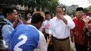 Cagub DKI Jakarta, Anies Baswedan (kedua kanan) menyalami warga jelang sosialisasi di Rusun Karet Tengsin, Jakarta, Rabu (28/12). Anies juga melantik koordinator tim pemenangan tingkat Rt dan Rw di Karet Tengsin. (Liputan6.com/Helmi Fithriansyah)