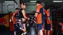 Pembalap Red Bull KTM, Brad Binder berbincang dengan kru mekaniknya saat tes pramusim MotoGP 2024 di Sepang International Circuit, Sepang, Malaysia, Selasa (06/02/2024). (AFP/Mohd Rasfan)
