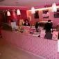 Cafe Hello Kitty di Seoul yang ramai dikunjungi para tamu. Selain unik, cafe ini pun sangat instagram-able (dramafever.com)