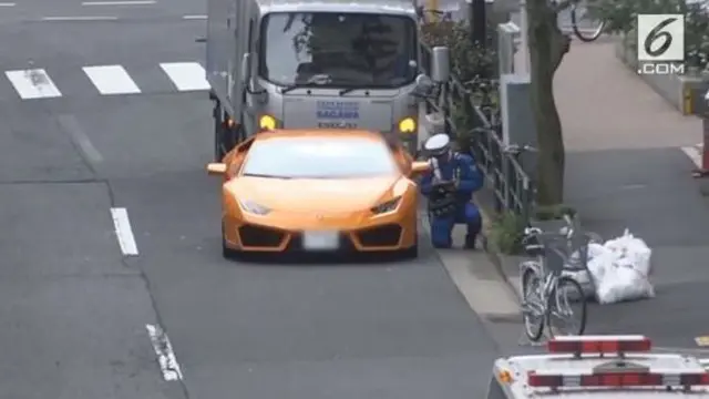 Walau hanya memakai sepeda, seorang polisi Jepang tetap mengejar pengendara mobil Lamborghini Huracan yang kedapatan melanggar lalu lintas.
