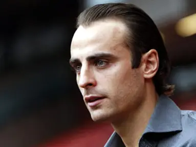 Bulgaria striker Dimitar Berbatov arrives on the Old Trafford pitch following his transfer from Tottenham Hotspur to Manchester United after a press conference in Manchester, north-west England on September 12, 2008. AFP PHOTO/PAUL ELLIS