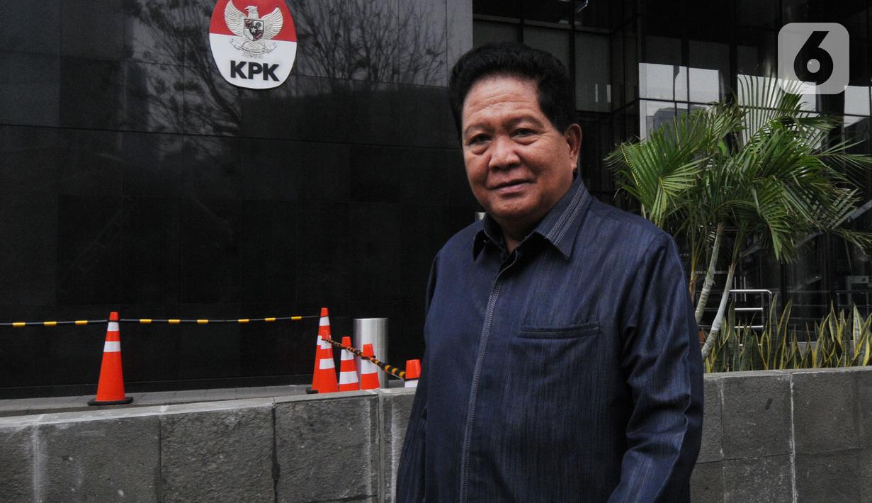 keluar dari gedung KPK untuk rehat dan salat Jumat saat jeda pemeriksaan di Jakarta, Jumat (18/10/2019). Nasri Umar diperiksa terkait kasus dugaan suap 'ketok palu' pengesahan ‎RAPBD Provinsi Jambi Tahun 2018. (merdeka.com/Dwi Narwoko)
Ketua Fraksi Partai Demokrat DPRD Provinsi Jambi, Nasri Umar