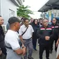 Kepala BP2MI Benny Rhamdani meninjau tempat singgah para Pekerja Migran Indonesia anak buah kapal (PMI ABK) ke Pelabuhan Kampoa di Dong Gang untuk berdialog dengan Forum Silaturahmi Pelaut Indonesia (FOSPI), yang dilakukan pada Sabtu (23/9/2023). (Istimewa)