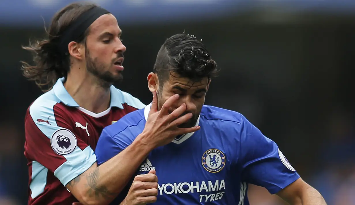 Striker Chelsea, Diego Costa, dicakar pemain Burnley, George Boyd. The Blues menguasai jalannya laga dengan penguasaan bola mencapai 60 persen. (Reuters/Andrew Couldridge)