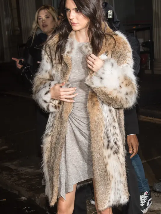 Disalah satu foto yang berhasil diabadikan oleh salah satu paparazi, nampak Kendall Jenner mencium kening Harry Styles. (AFP/Bintang.com)