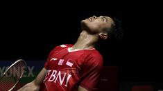 Harapan satu-satunya di tunggal putra, Anthony Sinisuka Ginting terhenti langkahnya di babak semifinal Turnamen Bulu Tangkis Daihatsu Indonesia Masters 2022 usai takluk dari unggulan pertama asal Denmark, Viktor Axelsen di Istora Senayan, Jakarta, Sabtu (11/6/2022). (Bola.com/Ikhwan Yanuar)
