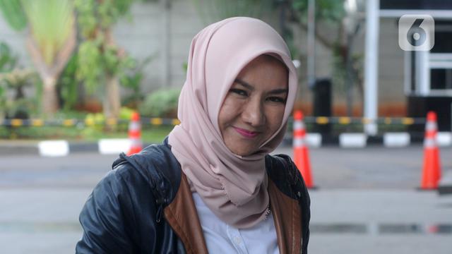 Terpidana mantan Bupati Kutai Kartanegara Rita Widyasari tersenyum saat tiba di Gedung KPK, Jakarta, Senin (2/12/2019). Rita akan menjalani pemeriksaan sebagai saksi atas kasus Tindak Pidana Pencucian Uang (TPPU) untuk tersangka Khairudin. (merdeka.com/Dwi Narwoko)