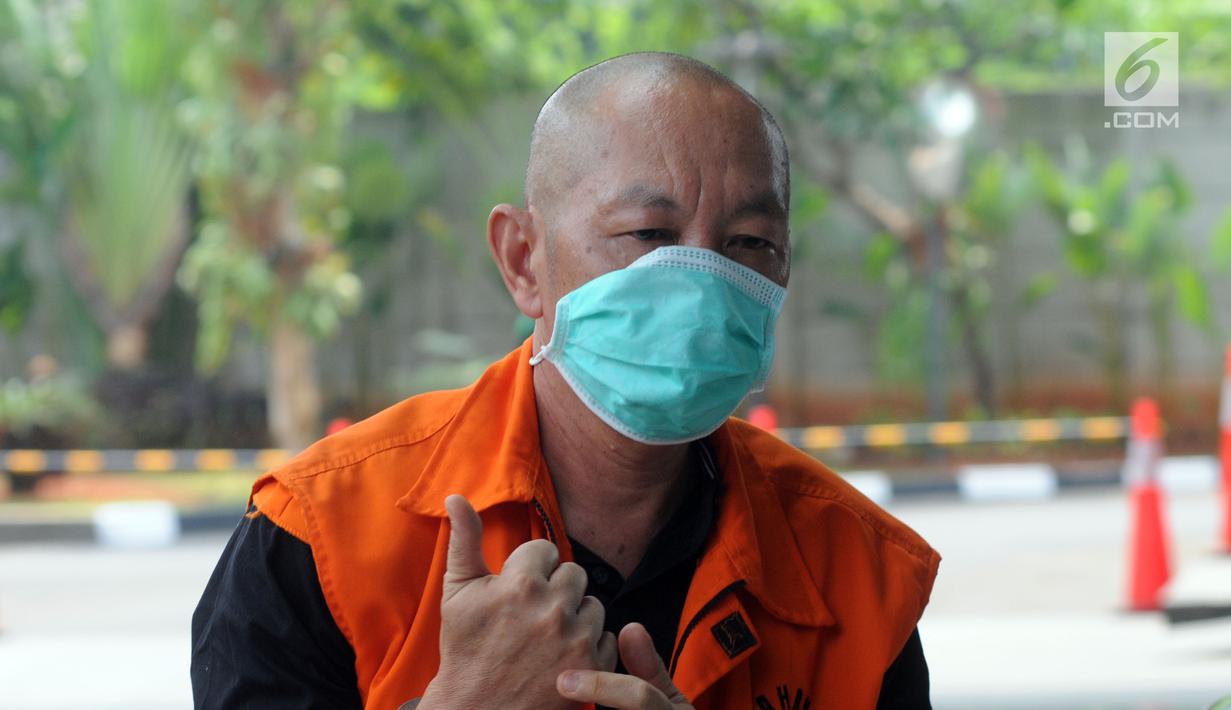 Wakil Ketua DPRD Lampung Tengah Raden Zugiri mengenakan masker saat tiba di Gedung KPK, Jakarta, Rabu (24/7/2019). Raden diperiksa sebagai tersangka terkait dugaan suap serta gratifikasi pengadaan barang dan jasa di lingkungan pemerintahan Lampung Tengah pada tahun 2018. (merdeka.com/Dwi Narwoko)