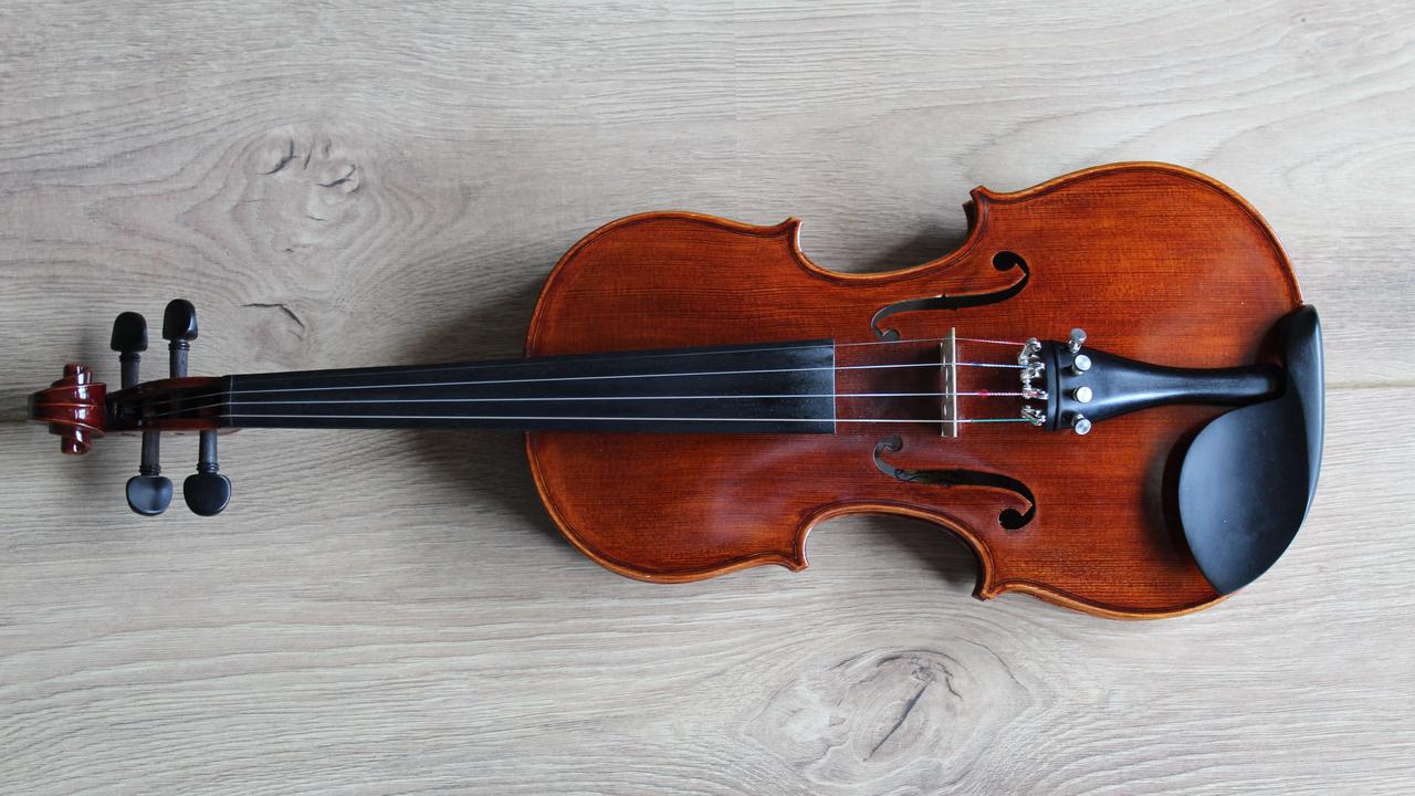 Ilustrasi alat musik harmonis, biola