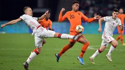 Donyell Malen - Pemain yang berumur 22 tahun ini, tampil impresif ketika membela PSV Eindhoven dengan melesatkan 27 gol dan 10 assist pada musim ini. Tak khayal jika dirinya dipanggil untuk membela Timnas Belanda dalam perhelatan Euro tahun ini. (Foto: AFP/Sergei Gapon)