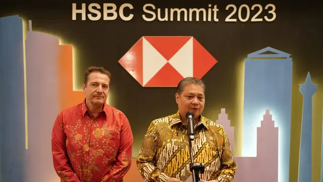 Menteri Koordinator bidang Perekonomian Airlangga Hartarto dan Presiden Direktur HSBC Indonesia Francois de Maricourt, dalam HSBC Summit 2023, di St Regis, Jakarta, Rabu (11/10/2023).