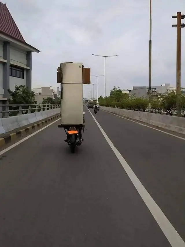 Kumpulan Potret Perjuangan Driver Ojol Melawan Hukum Gravitasi Newton