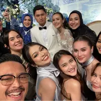 Sama seperti bridesmaid lainnya, Harleyava Princy juga mengenakan dress silk warna abu-abu. Foto-foto ia menjadi bridesmaid pun dibagikan oleh Ferry Maryadi. [@kangferrymaryadi]