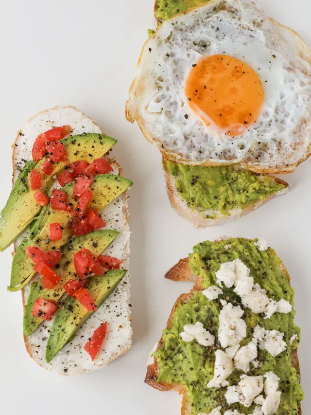 Ilustrasi avocado toast sebagai makanan tinggi serat.