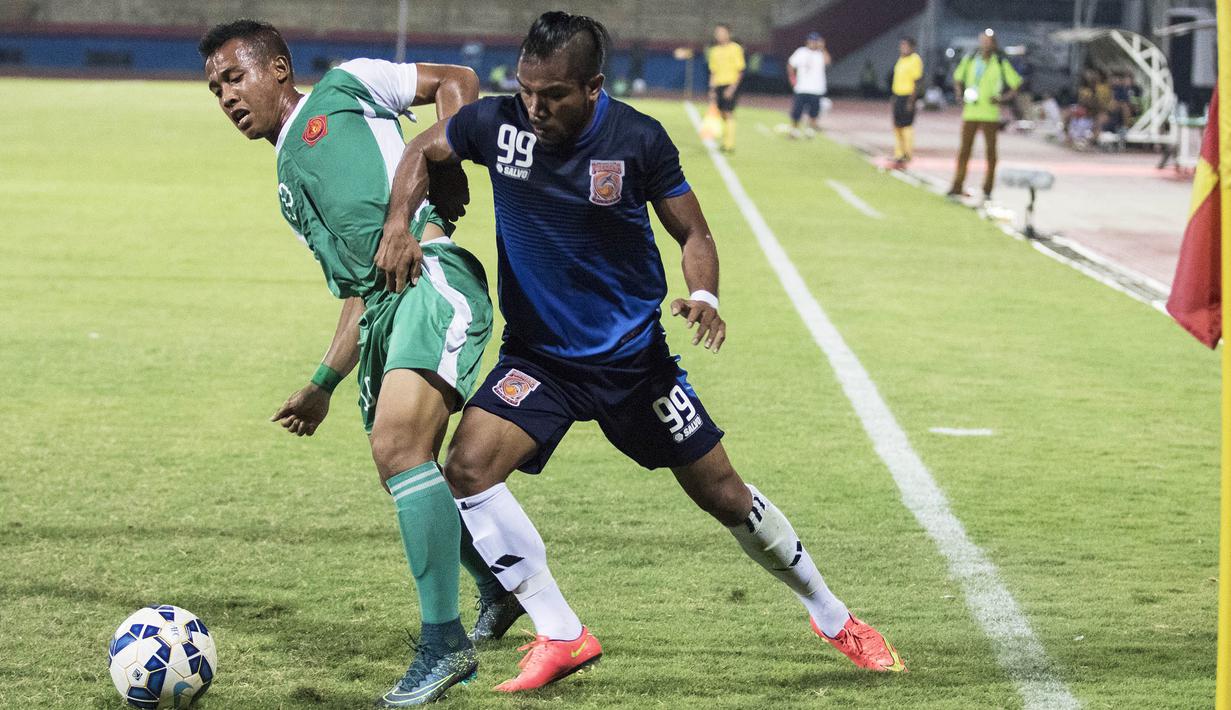 Pemain PBFC, Zulvin Zamrun, berebut bola denga pemain PS TNI, Guntur Triaji, pada laga Piala Jenderal Sudirman di Gelora Delta Sidoarjo, Jawa Timur, Rabu (18/11/2015). (Bola.com/Vitalis Yogi Trisna)