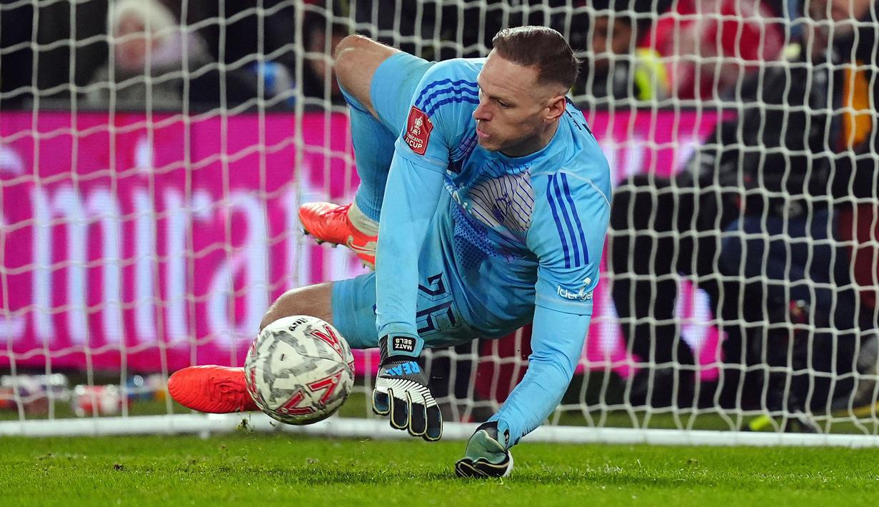 Kiper Nottingham, Matz Sels, menjadi pahlawan saat menaklukkan Ipswich Town laga putaran kelima Piala FA di Stadion City Ground, Nottingham Inggris, Senin (3/3/2025). (Mike Egerton/PA via AP)