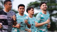 Pemain Timnas Indonesia (dari kanan) Sandy Walsh, Shayne Pattynama dan Asnawi Mangkualam melakukan jogging dalam sesi latihan perdana Timnas Indonesia di Lapangan B Gelora Bung Karno, Senayan, Jakarta, Selasa (28/5/2024) jelang menghadapi serangkaian laga uji coba dan kualifikasi Piala Dunia 2026. (Bola.com/Bagaskara Lazuardi)