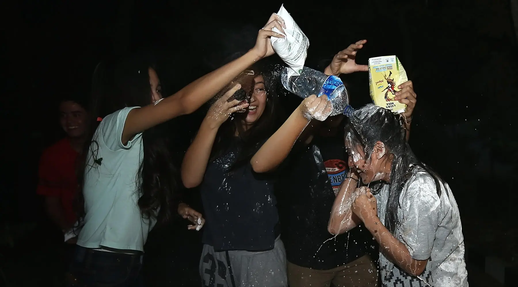 Tak puas hanya dengan tepung terigu, sejumlah teman-teman Syifa juga membasahi Syifa dengan air mineral dan air susu. (Bambang E Ros/Bintang.com)