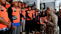 Wali Kota Risma titip kain kafan sama relawan (Liputan6.com/Dian Kurniawan)