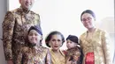 Tata Jenneta tampil mewah dengan kebaya warna emas dan angkin yang vibrant dengan warna merah dan ungu. (Foto: Instagram @tatajaneetaofficial)