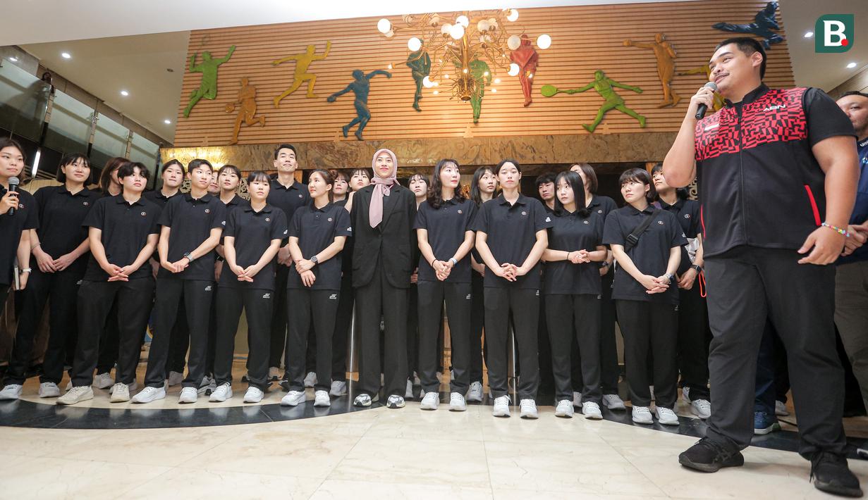 <p>Menpora Dito Ariotedjo (kanan) memberikan keterangan saat penyambutan tim Red Sparks jelang laga Fun Volleyball melawan Indonesia All Star di Kemenpora, Senayan, Jakarta, Rabu (17/04/2024). (Bola.com/Bagaskara Lazuardi)</p>