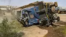 Dua orang tewas dan 34 lainnya luka-luka ketika  kereta penumpang semalam keluar jalur dan terbalik di Tunisia timur pada hari Rabu, 21 Juni 2023 kata perusahaan kereta SNCFT milik negara.(AFP/Bechir Taieb)