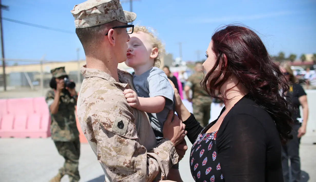 Pelaut dari Unit Ekspedisi Kelautan 11 kembali ke Camp Pendleton setelah menjalani tujuh bulan di Pasifik Barat, Timur Tengah, dan Tanduk Afrika, California, AS, Kamis (11/5). (AFP/ Sandy Huffaker)