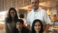 Tahun 2011, Iis Dahlia menikah dengan suaminya, Satrio Dewandono, serta dua orang anak yang kini sudah tumbuh menjadi dewasa, yakni Juwita Salshadilla dan Devano Danendra. (Instagram/isdadahlia)