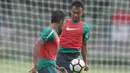 Aksi pemain Timnas Indonesia U-23, Muhammad Hargianto saat melewati adangan rekannya pada sesi latihan di Lapangan A,B,C, Senayan, Jakarta (18/2/2018). Latihan ini merupakan persiapan Asian Games 2018. (Bola.com/Nick Hanoatubun)