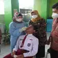 Seorang siswa SD di Kota Malang menjalani tes swab antigen di sekolah demi mencegah penyebaran Covid-19 (Humas Pemkot Malang)