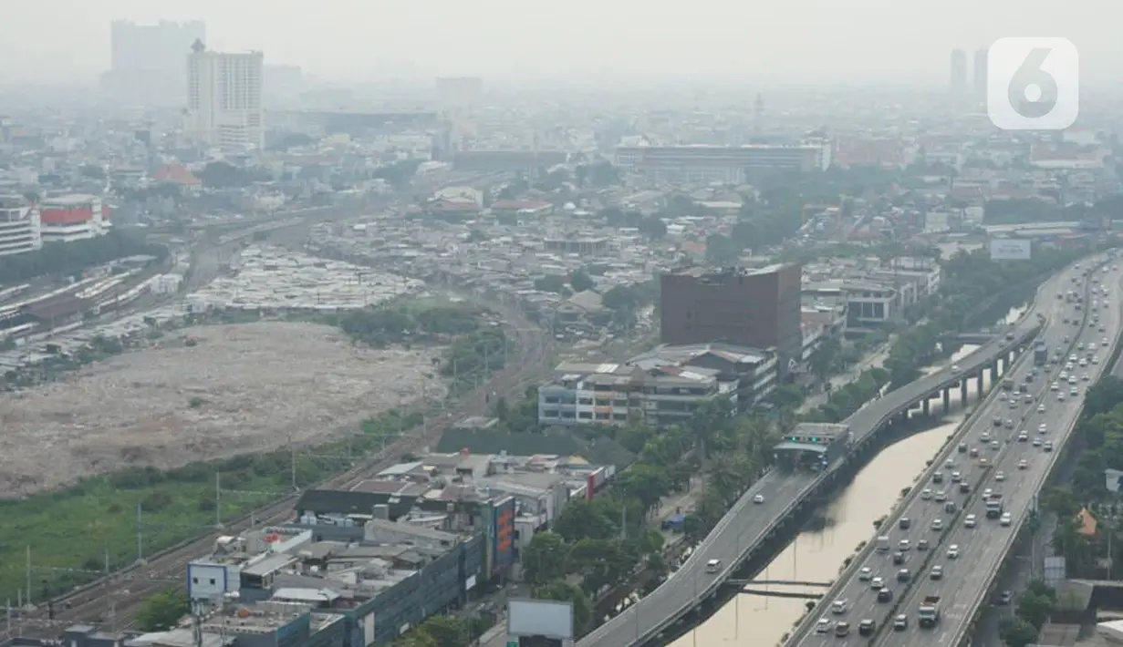 Lansekap gedung bertingkat serta pemukiman penduduk yang tertutup kabut terlihat di kawasan Jakarta, Senin (16/12/2019). Besarnya gas buang kendaraan serta minimnya RTH menyebabkan DKI Jakarta menjadi salah satu kota dengan kualitas udara terburuk di dunia. (Liputan6.com/Immanuel Antonius)