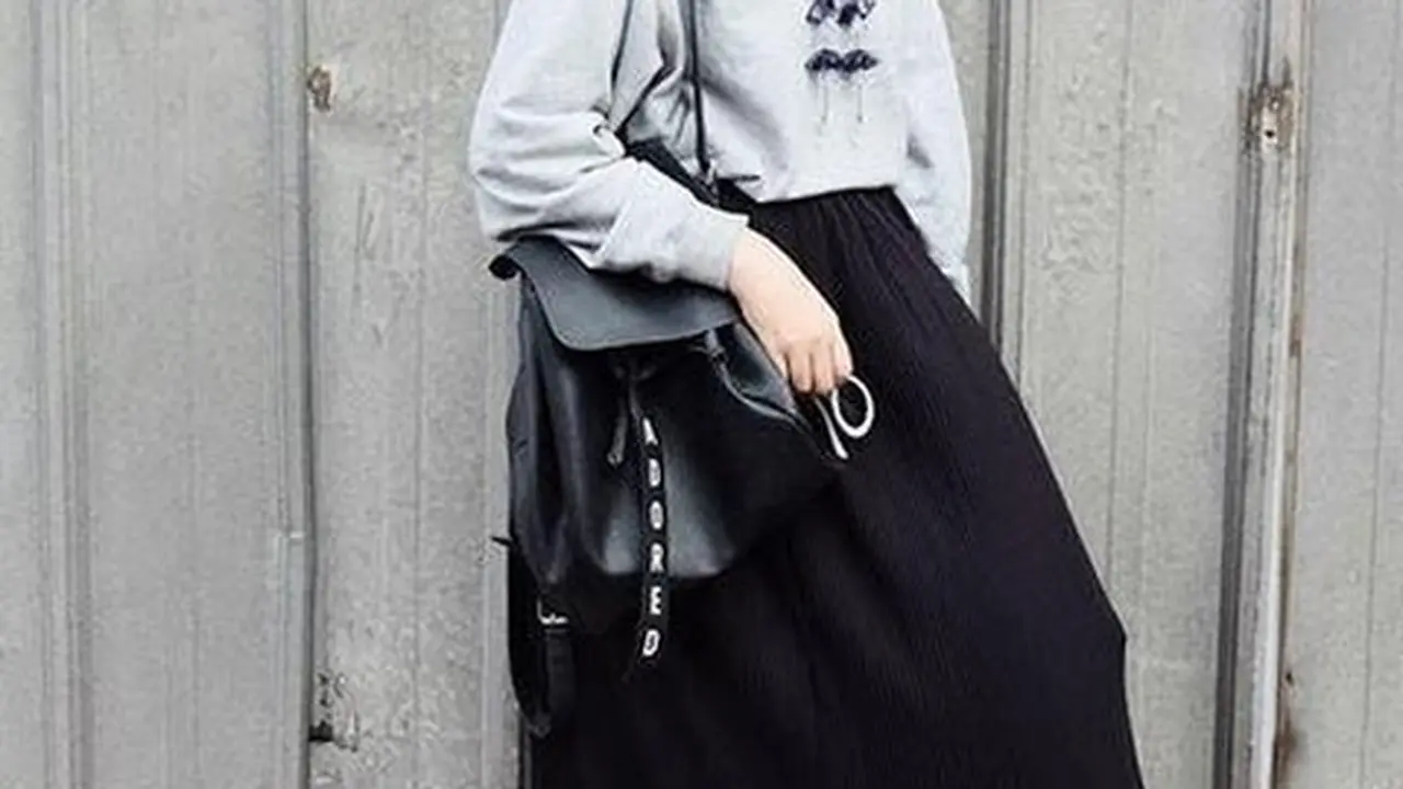 Kombinasi sweater dan rok