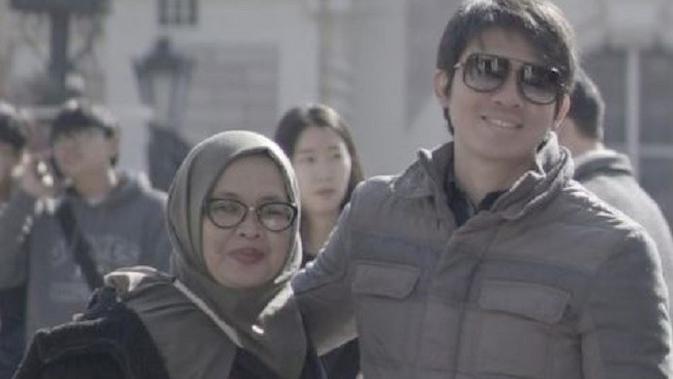 Cerita Irwansyah yang Berusaha Keras Mengupayakan Kesembuhan Ibunda - Vimarsana News