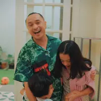 Giring Ganesha dan keluarga bersuka cita sambut Ramadan di lagu baru.