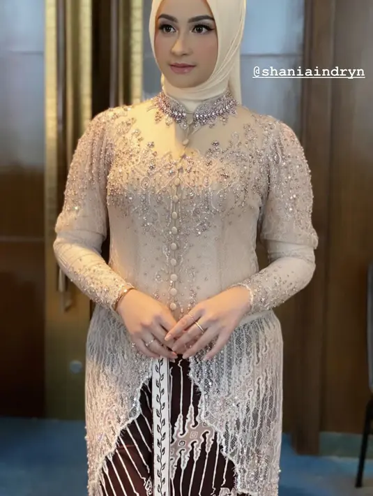 Shania Indriani kebaya dengan Dengan puffy sleeve sebagai aksen di pundak. Dok. Instagram @guginugraha