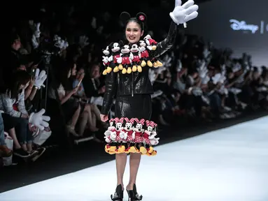 Artis Sandra Dewi memperagakan busana kolaborasi antara Disney dan Matahari pada Jakarta Fashion Week 2019 di Senayan City, Selasa (23/10). Dalam penampilannya, Sandra Dewi mengenakan busana dengan ornamen boneka Mickey Mouse. (Liputan6.com/Faizal Fanani)