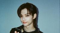 Beginilah salah satu potret Felix STRAY KIDS lengkap dengan pose finger heart-nya. (FOTO: instagram.com/leeee_felix/)