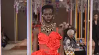 Nuansa feminin dan formal bersanding dalam koleksi terbaru Alexander Mcqueen edisi spring summer 2018. (Foto: Doc.  Alexander Mcqueen)