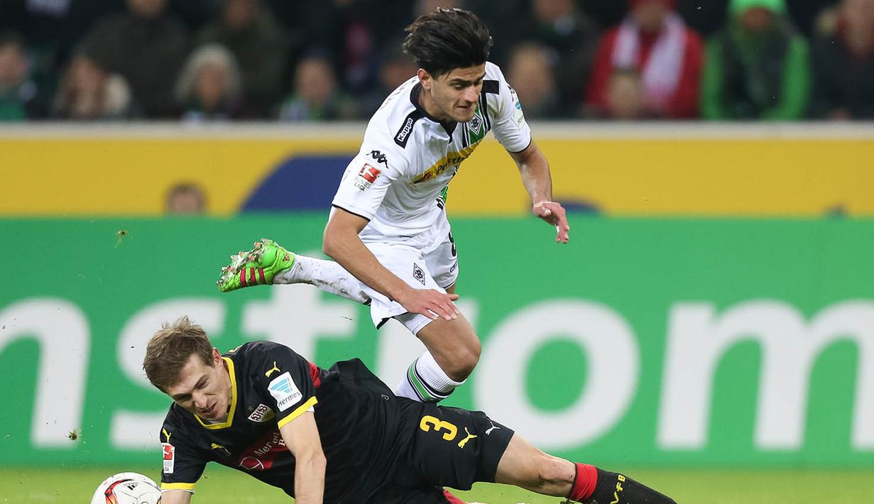 3. Mahmoud Dahoud, diberitakan Calcio Mercato, Juventus dan Liverpool bersaing mendapatkan pemain muda dari Monchengladbach ini. Si Nyonya Tua berencana memboyongnya pada bulan Januari mendatang dengan harga 10 juta pounds. (EPA/Maja Hitij)