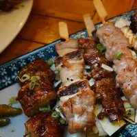 Kunci kelezatan yakitori terletak pada pemilihan bagian ayam, saus tare, dan teknik memanggang yang tepat agar hasilnya tetap lembut dan penuh rasa. (Foto/Dok: Unsplash)