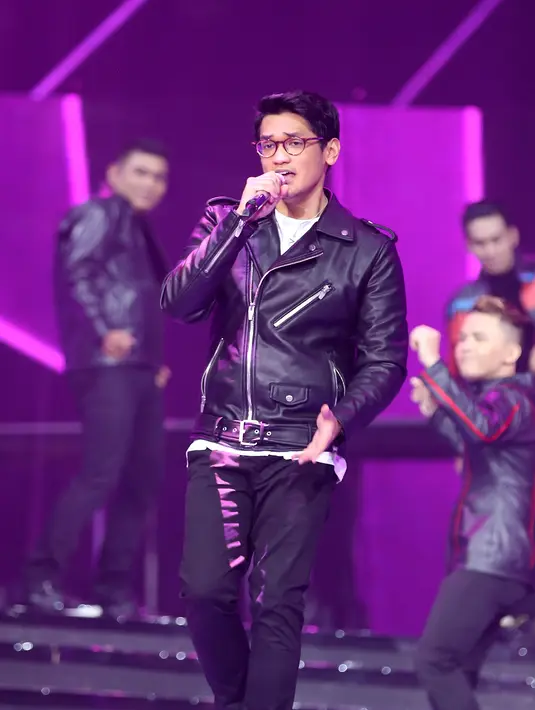 Solois muda berbakat, yang memiliki suara khas, Afgan Syahreza. Tampil menggunakan setelan jas hitam dan iringan dancer membawakan lagu berjudul 'Katakan Tidak'. (Andy Masela/Bintang.com)