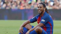 2. Ronaldinho - Semua penikmat sepak bola dunia tentu mengenal Ronaldinho. Senyuman acap kali ia perlihatkan baik saat dilanggar maupun melanggar pemain lawan. (AFP/Pau Barrena