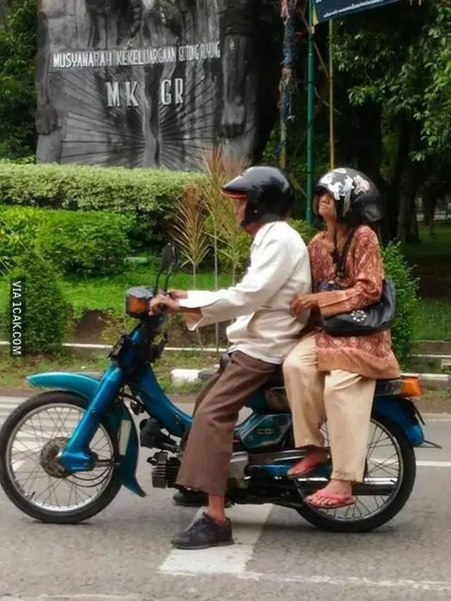 Kumpulan Potret Cara Nyeleneh Ibu-Ibu Memasang Helm Sepeda Motor (ist)