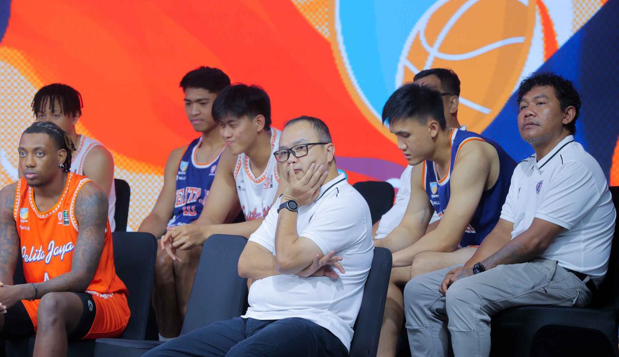Di jajaran pemain asing, Pelita Jaya Jakarta memakai jasa Jeffree David Withey, Amorie Archibald dan Darious Lee Moten. Tampak dalam foto, pemain, pelatih serta official tim Pelita Jaya Jakarta saat mengikuti acara perkenalan skuad untuk mengarungi Indonesian Basketball League (IBL) 2026 di The Convergence Indonesia, Kuningan, Jakarta Selatan, Kamis (8/1/2026). (Bola.com/M Iqbal Ichsan)