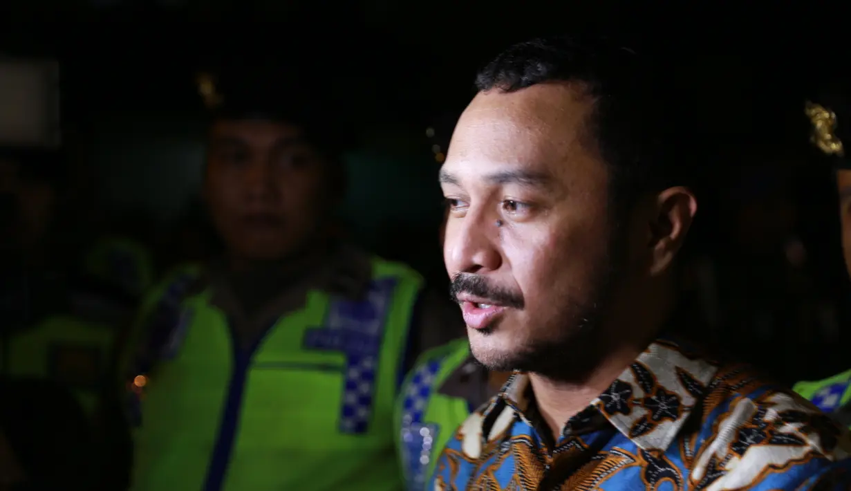 “Antre 2,5 jam tapi happy, karena ngantrenya bareng temen-temen Cameo Project, jadi ketawa mulu. Jadi di momen ini kayak merasa rakyat semua bersatu,” ungkapnya. (Adrian Putra/Bintang.com)