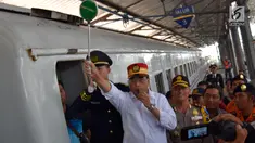 Menteri Perhubungan (Menhub) Budi Karya Sumadi meniup peluit keberangkatan KA Tawang Jaya di Stasiun Semarang Poncol, Jawa Tengah, Kamis (29/6). Menhub melakukan pengecekan kesiapan arus balik Lebaran 2017 di stasiun tersebut (Liputan6.com/Gholib)